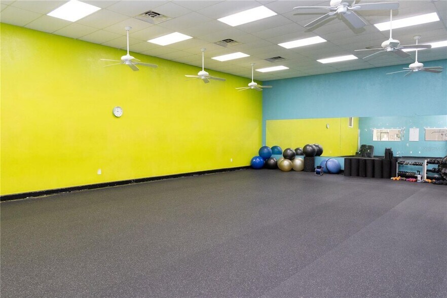 More Photos Of 15043 Main St, Alachua Showroom For Sale