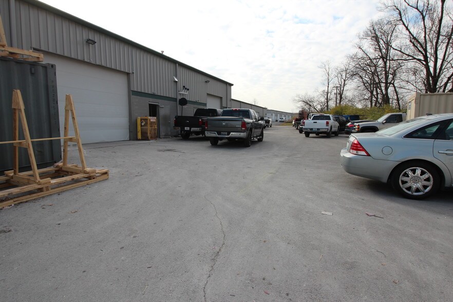 More Photos Of 1051 Floyd Dr, Lexington Flex For Lease