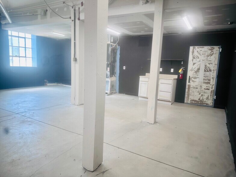 More Photos Of 103 N College Ave, Newton General Retail For Lease