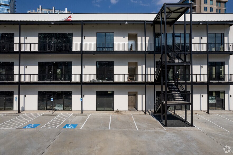 More Photos Of 2111 W Loop S, Houston General Retail For Lease