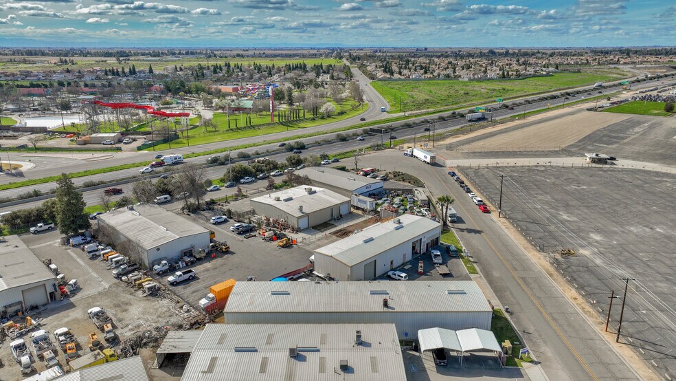 More Photos Of 5753-5755 W Barstow Ave, Fresno Warehouse For Lease