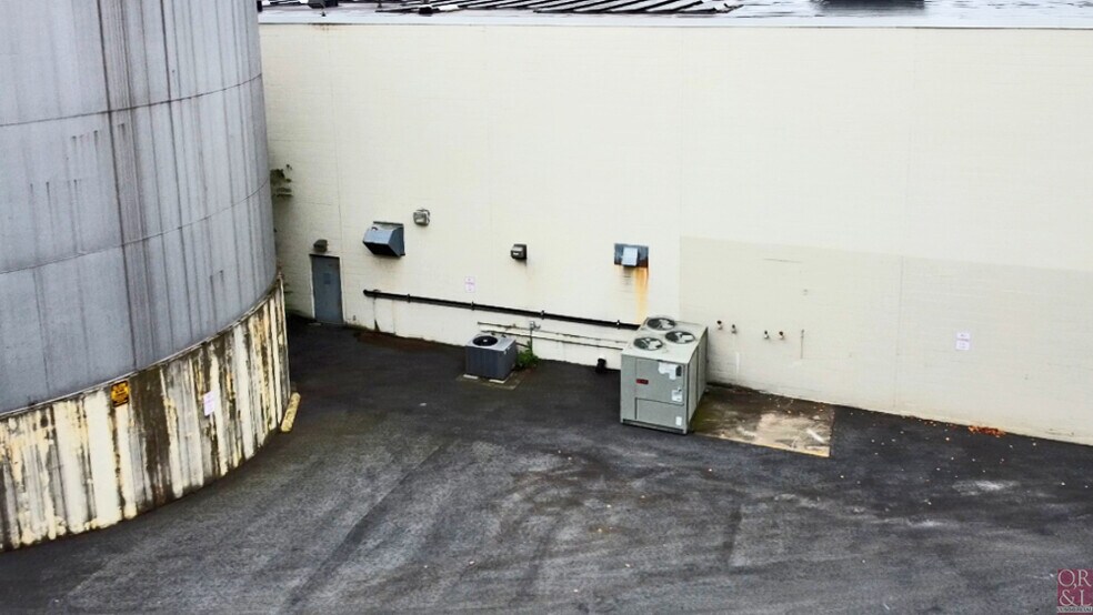 More Photos Of 12 Bridge St, Deep River Light Manufacturing For Sale