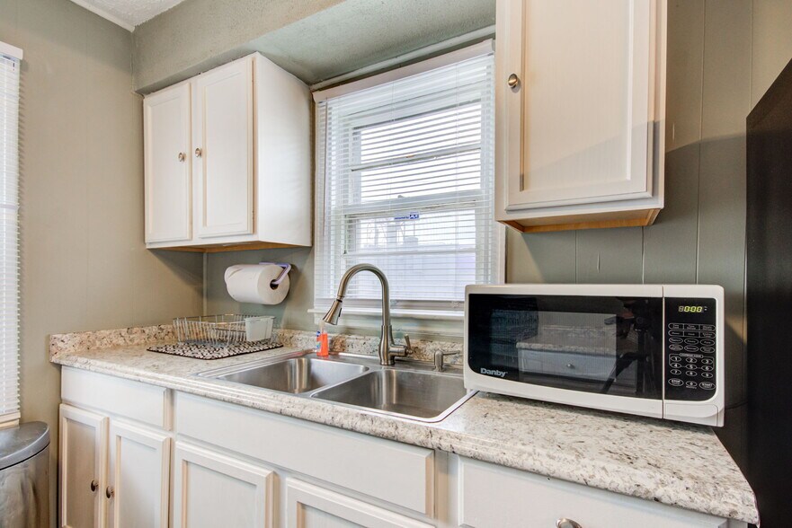 More Photos Of 4451 Old Allisonville Rd, Indianapolis Office For Sale