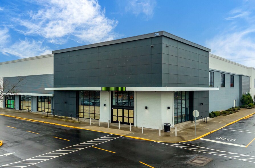 More Photos Of 1701 S Commons Rd, Federal Way Department Store For Lease
