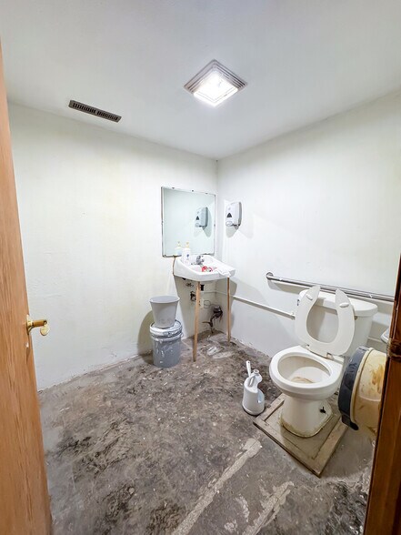 More Photos Of 719 Central Ave W, Hampton Flex For Lease