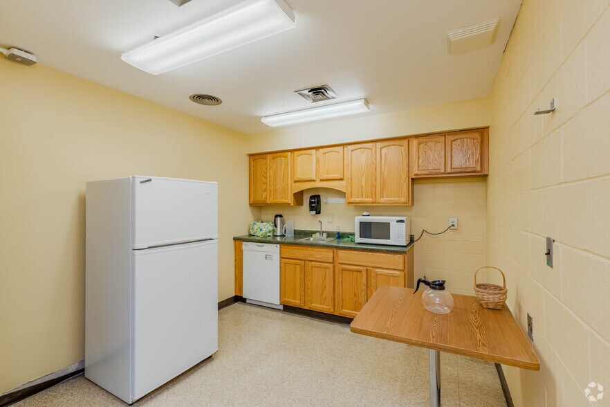 More Photos Of 932 Diamond Park, Meadville Medical For Sale