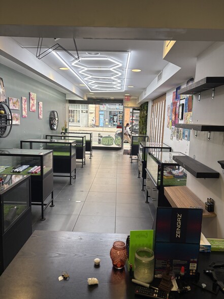 More Photos Of 601-603 Avenue of the Americas, New York Storefront Retail Residential For Lease