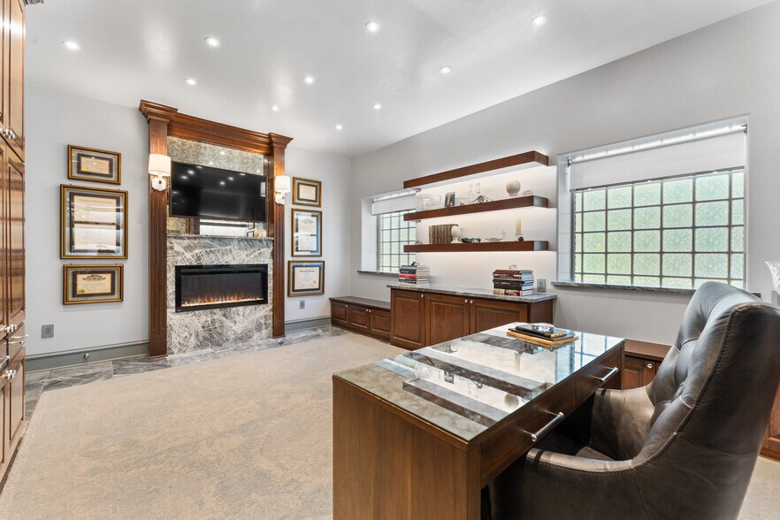 More Photos Of 1400 S Gribble St, Sherman Flex For Sale