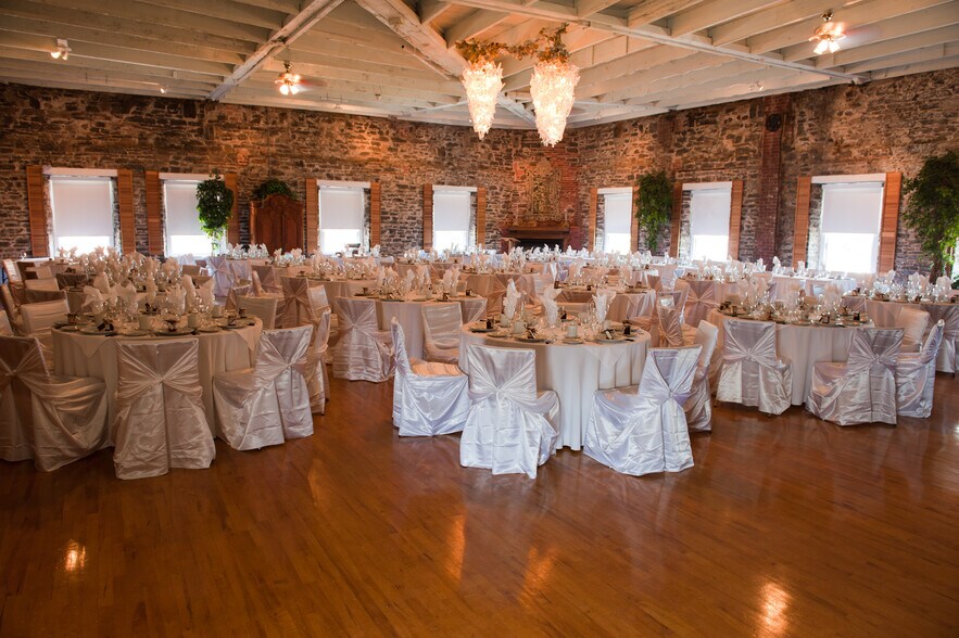 More Photos Of 111 St Lawrence St, Merrickville Hotel For Sale