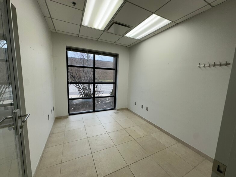 More Photos Of 15162 S Commerce Dr, Dearborn Research And Development For Sale