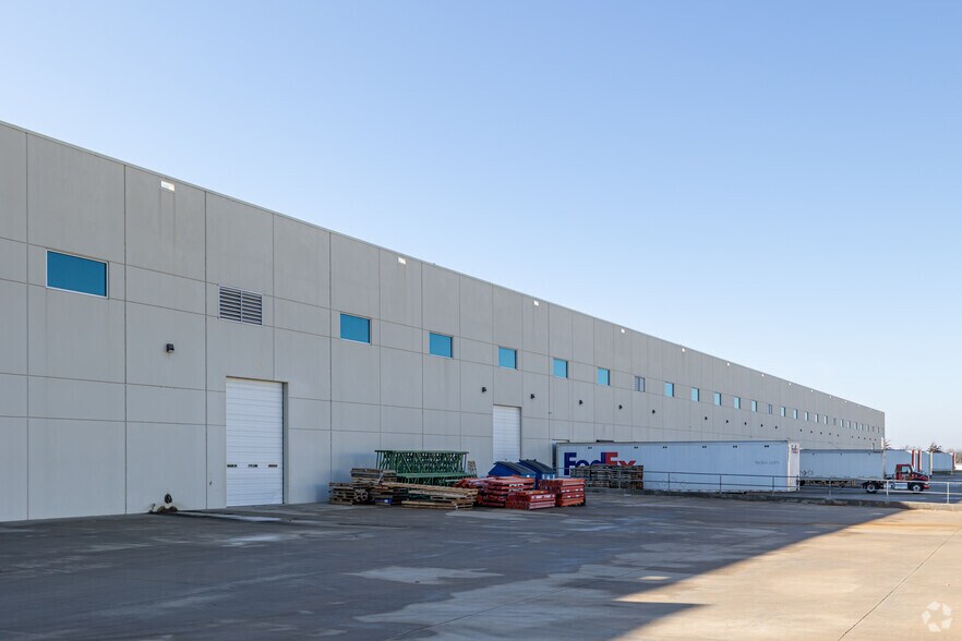 More Photos Of 5000 SW Regional Airport Blvd, Bentonville Warehouse For Lease
