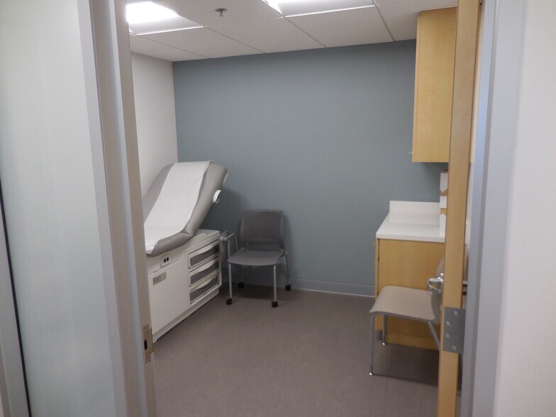 More Photos Of 25550 Hawthorne Blvd, Torrance Medical For Lease
