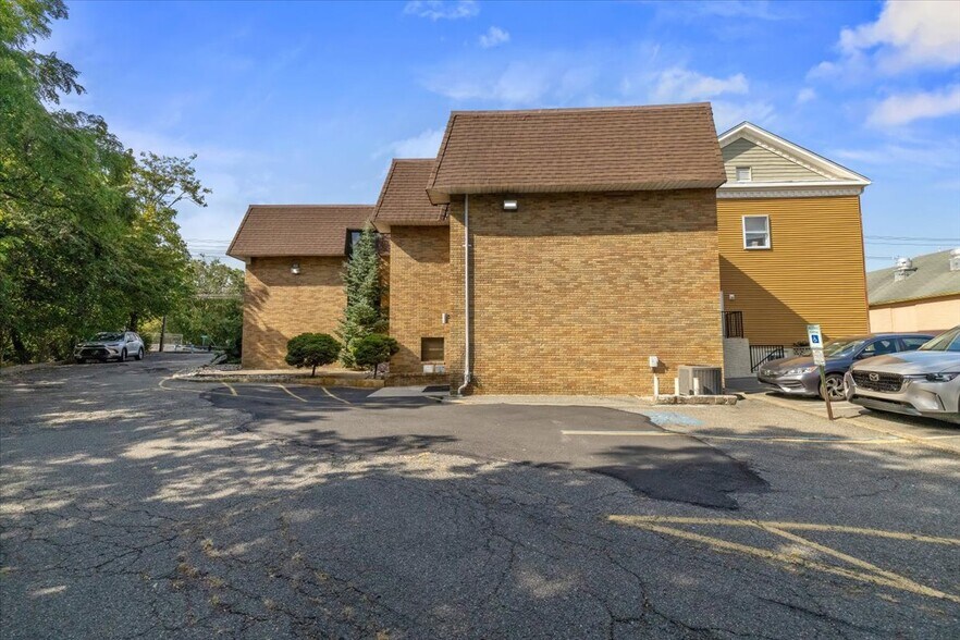 More Photos Of 24 Wyckoff Ave, Waldwick Medical For Lease