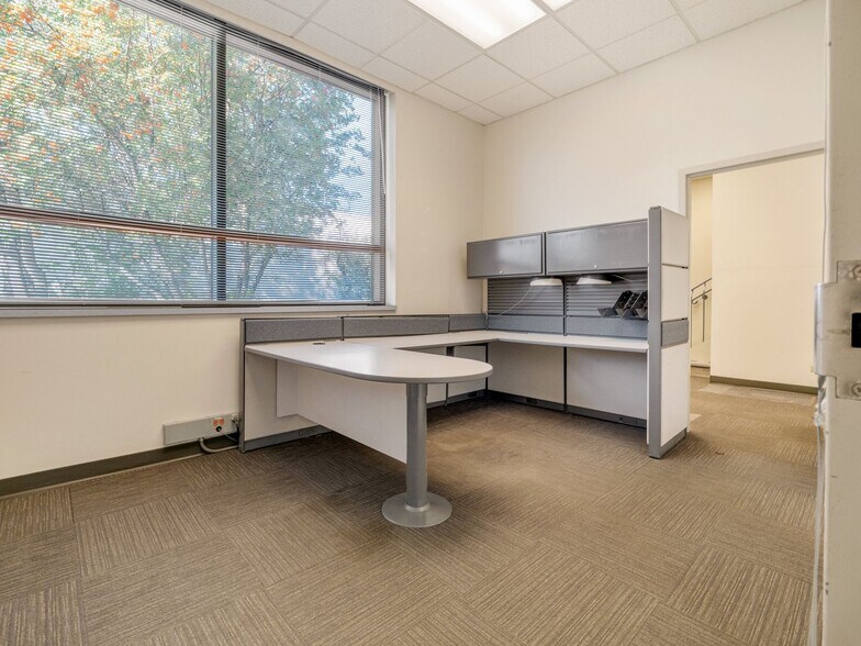 More Photos Of 4901 1 St W, Claresholm Office For Sale