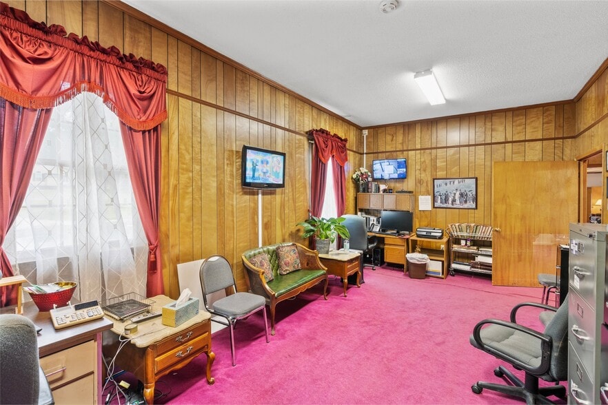 More Photos Of 1401 S Fant St, Anderson Funeral Home For Sale