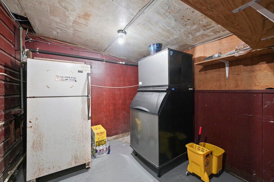 More Photos Of 200 S Frazier St, Conroe Bar For Sale