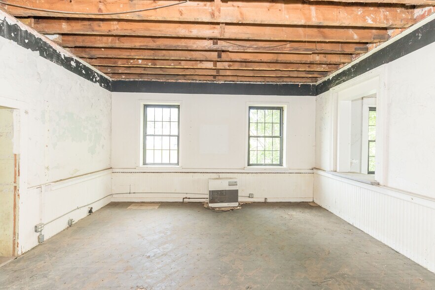 More Photos Of 1340 W Main St, Wytheville Loft Creative Space For Sale