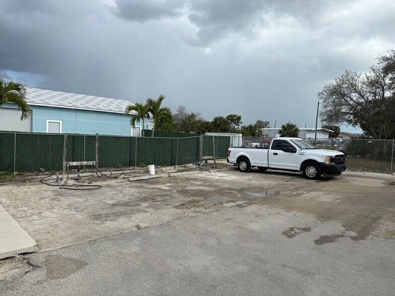 More Photos Of 1896 Elsa St, Naples Warehouse For Lease