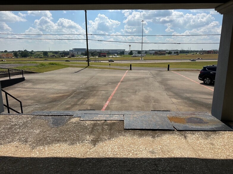 More Photos Of 3111 S Travis St, Sherman Distribution For Lease