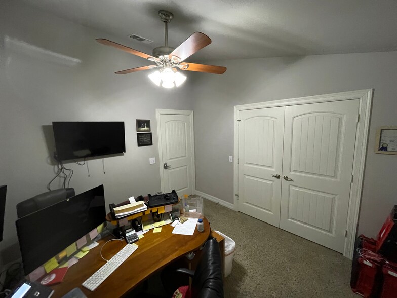 More Photos Of 108 Adolphus Ave, Lake Dallas Flex For Sale