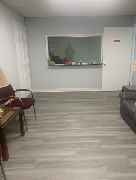 More Photos Of 8 Quakerbridge Plz, Hamilton Office For Sale