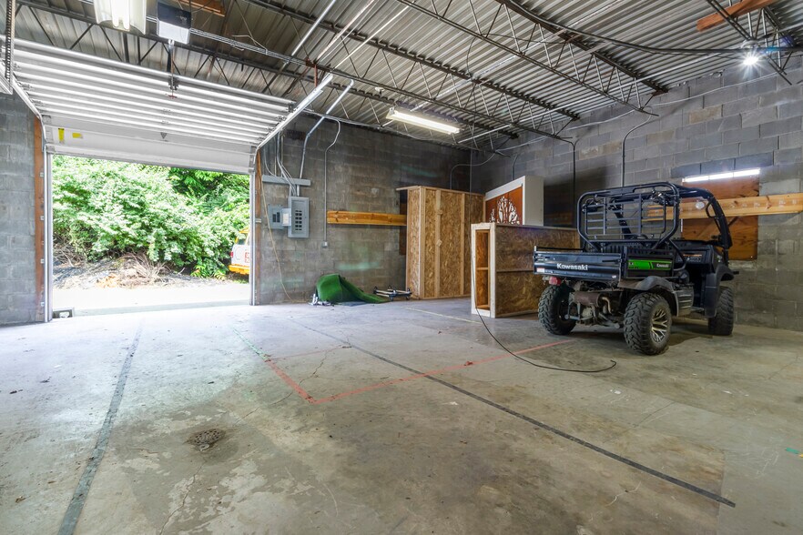 More Photos Of 2214-2228 E 44th St, Indianapolis Warehouse For Sale