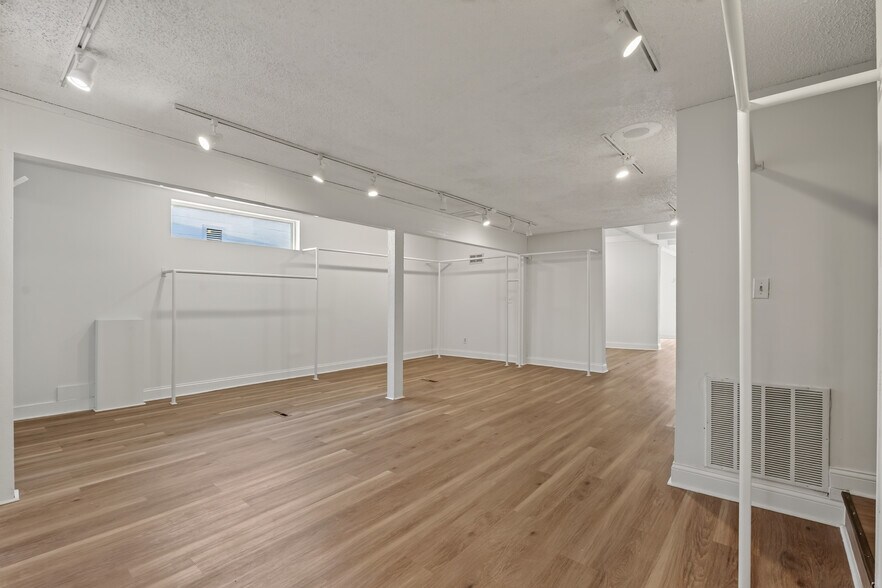 More Photos Of 1207 W 47th St, Kansas City Storefront Retail Residential For Lease