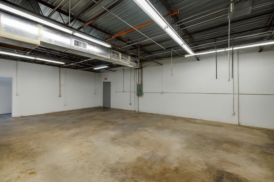More Photos Of 11510 Nacogdoches rd, San Antonio Industrial For Lease