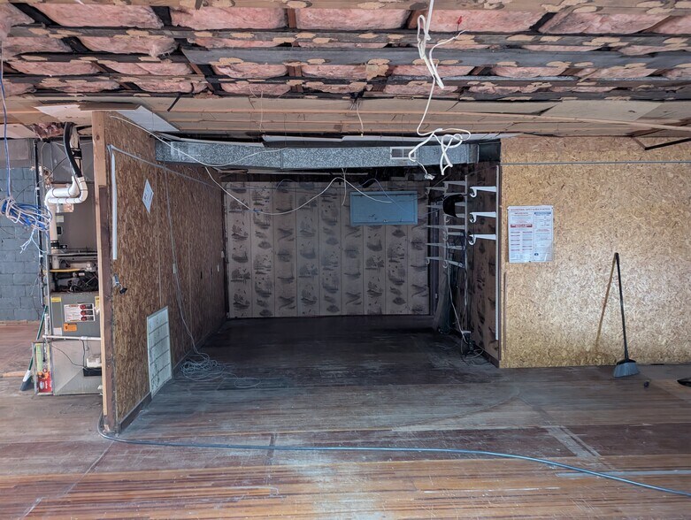 More Photos Of 122 N Main St, Washington General Retail For Lease