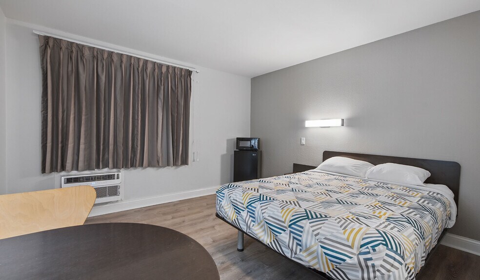 More Photos Of 1600 N Main St, Normal Hotel For Sale
