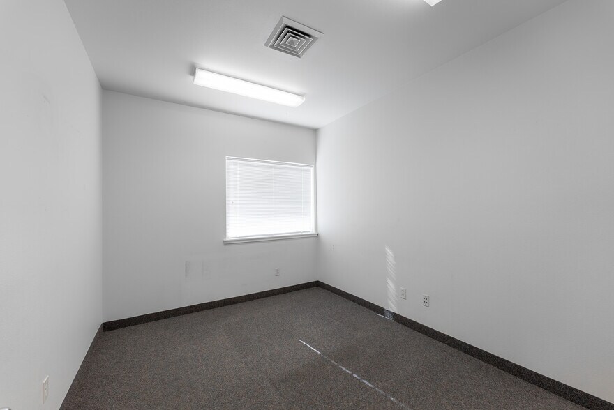 More Photos Of 2665 Glendale Valley Rd, Glendale Office For Sale