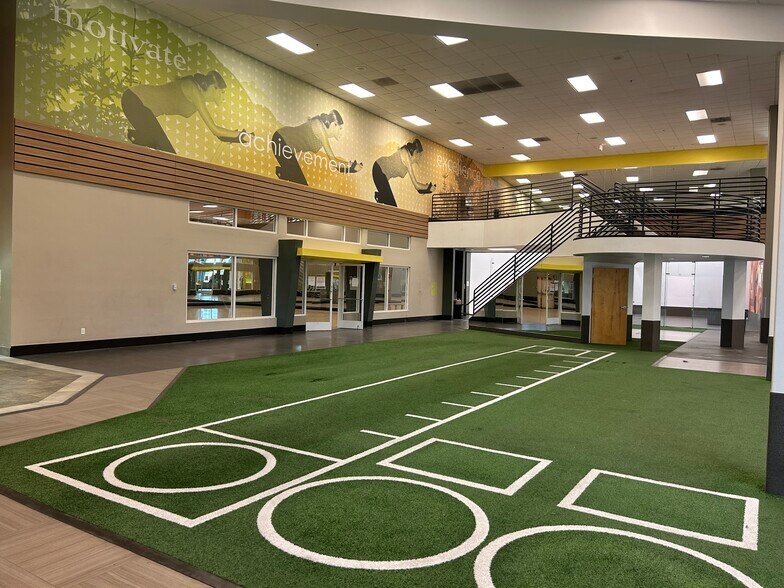 More Photos Of 11630 N Tatum Blvd, Phoenix Health Club For Lease