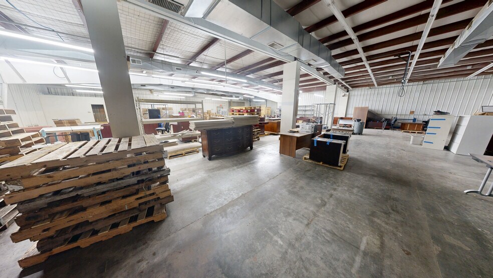 More Photos Of 555 N 13th St, Rogers Warehouse For Lease