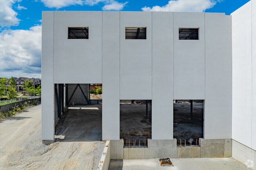 More Photos Of 435 Cityview Blvd, Vaughan Industrial For Sale