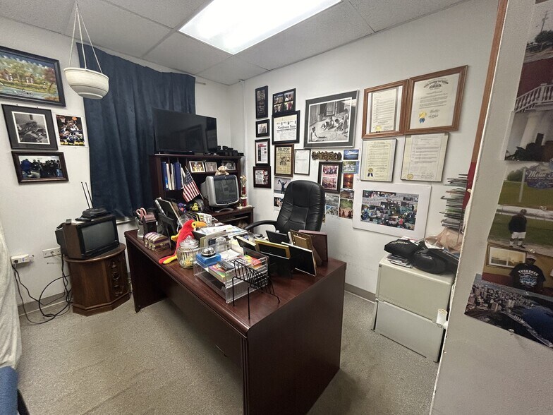 More Photos Of 10456 Pippin Rd, Cincinnati Office For Sale