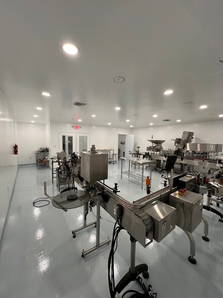 More Photos Of 3305-3345 NW 74th Ave, Miami Warehouse For Lease