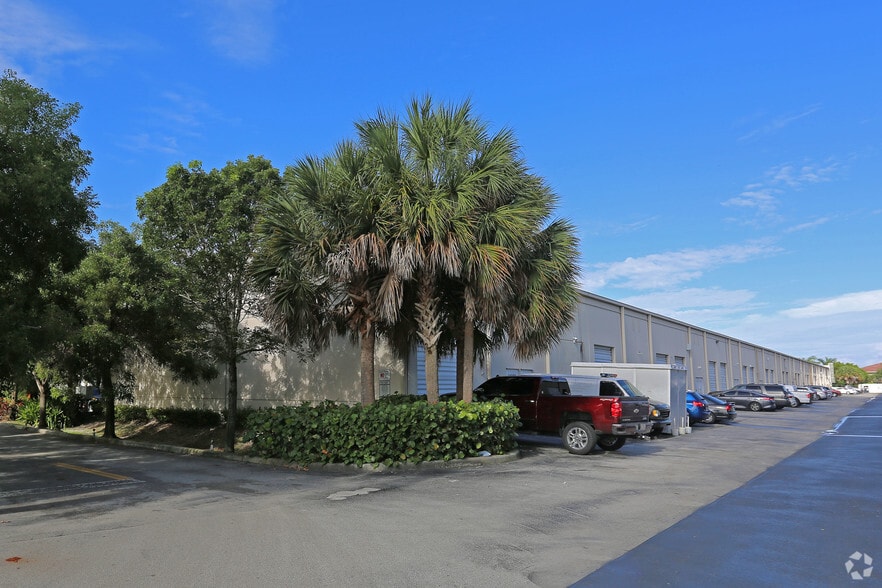 More Photos Of 14000-14046 NW 82nd Ave, Miami Lakes Light Distribution For Lease