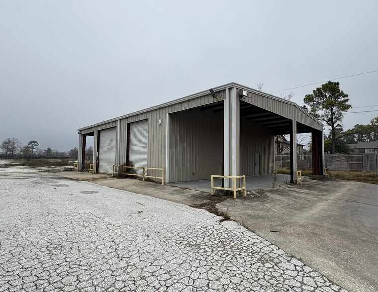 More Photos Of 9411 Alcorn St, Houston Warehouse For Lease