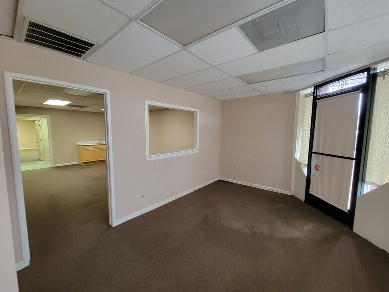 More Photos Of 409 Center St, Yuba City Storefront Retail Office For Lease