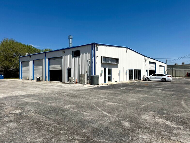 Primary Photo Of 10219 Culebra Rd, San Antonio Auto Repair For Lease