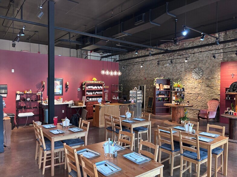 More Photos Of 320 Poyntz Ave, Manhattan General Retail For Lease