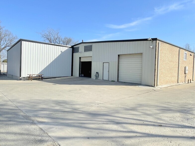 More Photos Of 132 W McLeroy Blvd, Saginaw Warehouse For Sale