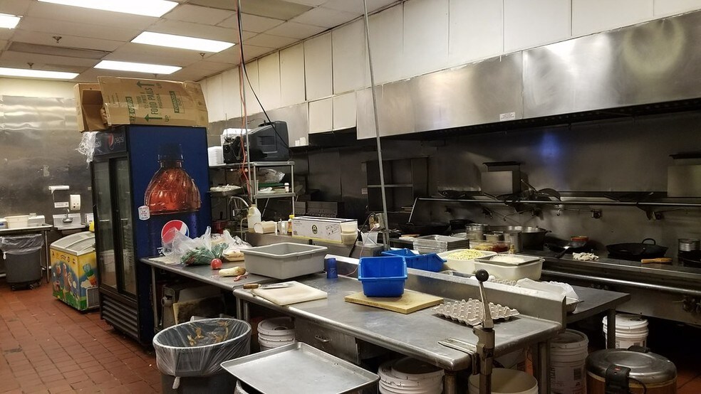 More Photos Of 2601-2709 W Grand Ave, Waukegan Unknown For Lease
