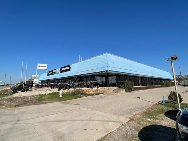 More Photos Of 13700 N Stemmons Fwy, Farmers Branch Freestanding For Lease