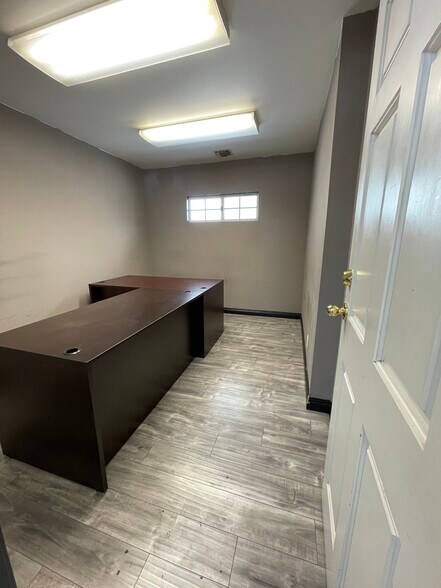 More Photos Of 8823 Fenwick St, Sunland Office For Lease