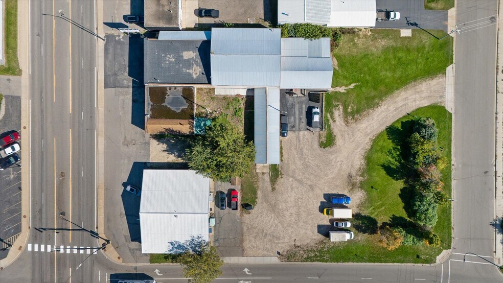 More Photos Of 816 NW 4th St, Grand Rapids General Retail For Sale