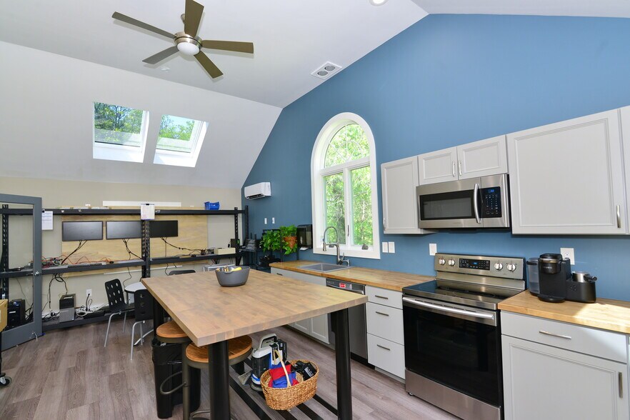 More Photos Of 186 Grove St, Franklin Office For Sale