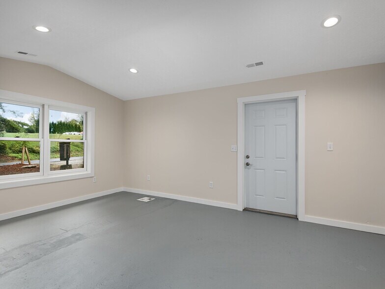 More Photos Of 732 Jonesborough St, Hendersonville Industrial For Sale