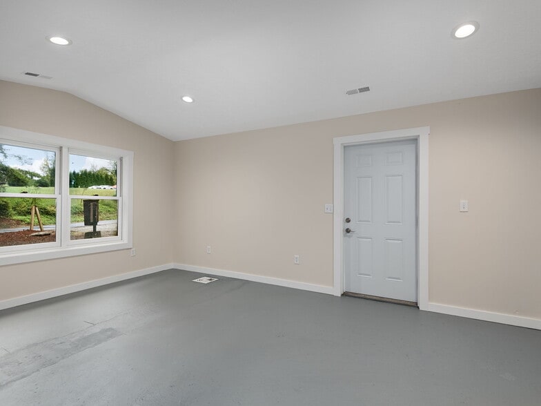 More Photos Of 732 Jonesborough St, Hendersonville Warehouse For Lease