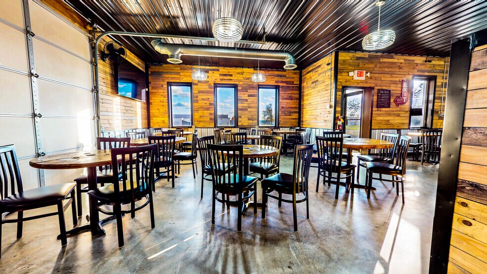 More Photos Of 1794 Harrington Memorial Rd, Mansfield Bar For Sale